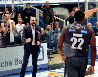  ??  ?? In campo Maurizio Buscaglia sarà coach della Dolomiti Energia Basket fino al 2020. Giovedì inizia la serie di semifinale scudetto