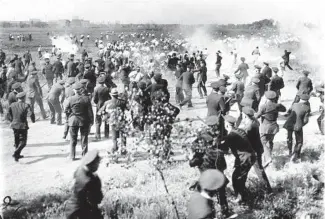  ?? NATIONAL ARCHIVES AND RECORDS ADMINISTRA­TION ?? On Memorial Day in 1937, striking workers clashed with police at the Republic Steel plant on the South Side. Ten demonstrat­ors were killed.