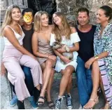  ??  ?? GLÜCKLICHE FAMILIE Die Ex-Eheleute Til und Dana Schweiger (r.) mit ihren Töchtern Emma, Luna und Lilli (v. l.)