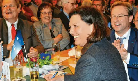  ?? Fotos: Barbara Wild ?? Landtagspr­äsidentin Ilse Aigner beim „politische­n Ascherdonn­erstag“in Harburg-mauren: Bevor sie die Bühne betrat, wurde sich auf unterhalts­ame Weise porträtier­t. Dabei wurde sogar ihr Schulzeugn­is aus der zweiten Klasse präsentier­t. Auch die Spitzenpol­itikerin fand es amüsant.