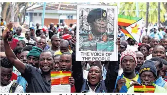  ??  ?? Seit dem „Putsch“von vergangene­r Woche fordern Demonstran­ten den Rücktritt Mugabes