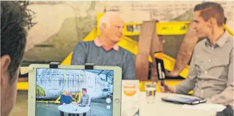  ?? FOTO: HAGEN SCHÖNHERR ?? Live aus dem Landshut-Hangar: Jürgen Vietor (links) spricht auf Facebook mit Jakob Fandrey von Schwäbisch­e.de.
