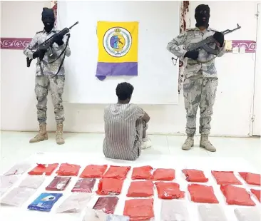  ??  ?? Saudi Customs detains a suspect and display confiscate­d drugs.