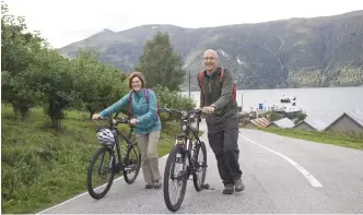  ??  ?? CYKELTURIS­TER. Amerikansk­a paret Susanne och Tom Schriefer från Minnesota har hyrt mountainbi­kes. De vandrar, cyklar och kör bil i västra Norge under tio dagar.