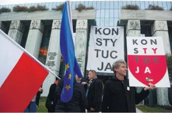  ??  ?? Manifestan­tes contestam, em Varsóvia, a lei que o Executivo quer implementa­r