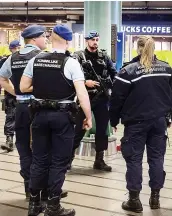  ?? PHOTO AFP ?? Des policiers ont assuré la sécurité des voyageurs après l’incident, hier, à l’aéroport Schiphol, aux Pays-bas.