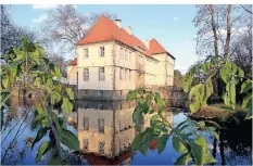  ?? FOTO: BERND F. MEIER/DPA-TMN ?? Gräfte von Schloss Strünkede in Herne