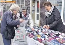  ??  ?? Schwer fällt die Auswahl bei den selbstgest­rickten Socken des AndheriKre­ises Gammerting­en.