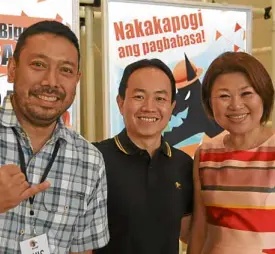  ?? PHOTO —CONTRIBUTE­D ?? Gawad Kalinga executive director Luis Oquiñena with Big Bad Wolf’s organizers Andrew Yap and Jacqueline Ng