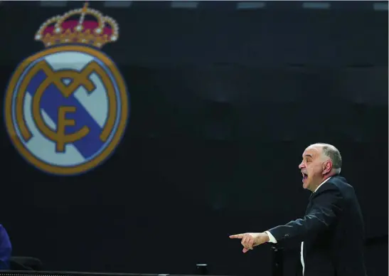  ?? EFE ?? Pablo Laso da órdenes a sus jugadores en un partido en el WiZink Center de la capital