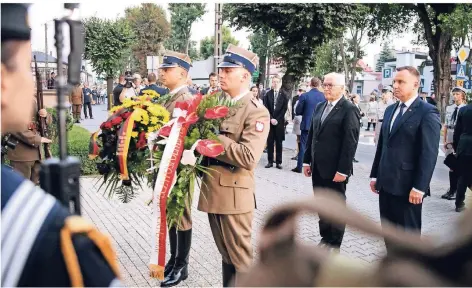  ?? FOTO: DPA ?? Frank-Walter Steinmeier und der polnische Präsident Andrzej Duda (r.) beim Gedenken zum 80. Jahrestag des Beginns des Zweiten Weltkriegs in Wielun.