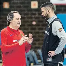  ?? FC BARCELONA ?? Julbe conversand­o con Navarro durante el entrenamie­nto de ayer