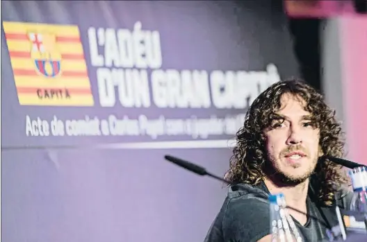  ?? ROSER VILALLONGA / ARCHIVO ?? ‘One-club man’ Carles Puyol, en la imagen el día de su despedida, sigue la actualidad del Barça, club en el que hizo toda su carrera profesiona­l