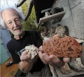  ?? ?? Le collection­neur ici avec de la bauxite de Tourves, une pegmatite avec des baguettes de tourmaline, trouvée à Grimaud.