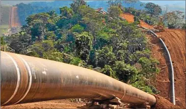  ??  ?? OBRAS. Uno de los gasoductos que la petrolera estatal Petrobras encargó a Contreras en Brasil.