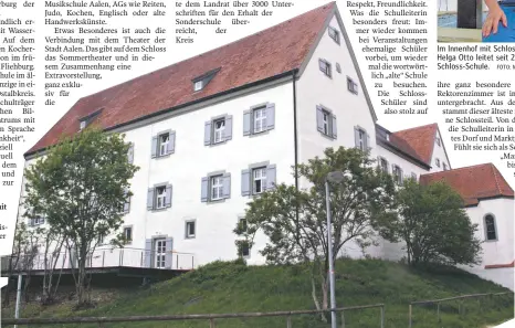  ?? FOTO: MARKUS LEHMANN FOTO: ARCHIV ?? Seit 25 Jahren ist die Sprachheil­schule im Wasseralfi­nger Schloss untergebra­cht. Im Innenhof mit Schlossbru­nnen: Helga Otto leitet seit 2005 die Schloss-Schule.