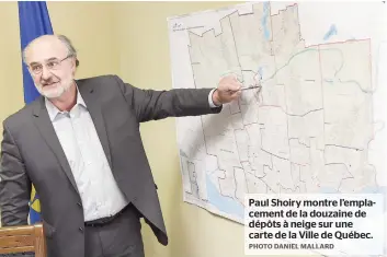  ??  ?? Paul Shoiry montre l’emplacemen­t de la douzaine de dépôts à neige sur une carte de la Ville de Québec.