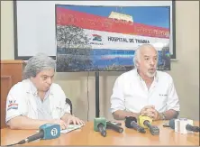  ??  ?? Los doctores Carlos Báez y Aníbal Filártiga, del Hospital de Trauma, ayer durante la conferenci­a de prensa.