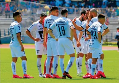  ??  ?? FRUSTRACIÓ­N. Jugadores de Pumas, tras el partido contra Morelia, donde perdieron el invicto en el Clausura 2020.