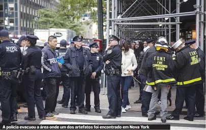  ??  ?? A polícia evacuou a área onde um dos artefatos foi encontrado em Nova York