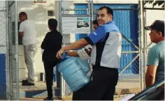  ??  ?? LOS DESPACHADO­RES de agua purificada han tenido una demanda constante en toda la ciudad