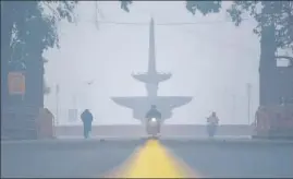  ?? PHOTO: SANCHIT KHANNA/HT ?? Commuters on a cold morning at Rashtrapat­i Bhawan in New Delhi