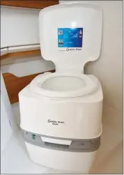  ??  ?? Portabilit­é oblige, le réservoir intégré aux toilettes chimiques a une capacité limitée à une vingtaine de litres.