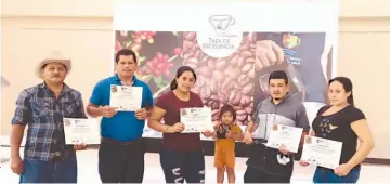  ??  ?? Ganadores. Los ganadores en Taza de la Excelencia 2021. El primer lugar se lo llevó la finca Mileydi, de Chalatenan­go.