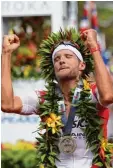  ?? Foto: dpa ?? Der Titelverte­idiger: Jan Frodeno aus Köln bei der Siegerehru­ng im vergange nen Jahr.