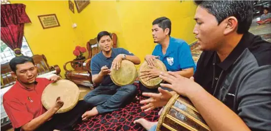  ?? [FOTO MUHAMMAD HATIM AB MANAN/BH] ?? Pewaris adik-beradik, (dari kiri) Hassan, Ahmad Yusof, Mustafa dan Mohd Izwan bermain rebana keras ketika ditemui di rumahnya di Klebang Besar, Melaka.