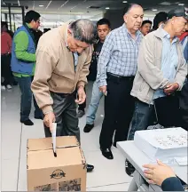  ?? HENRY LAPO / EXPRESO ?? Sufragio. A las 08:00 iniciaron las votaciones en las 22 provincias.