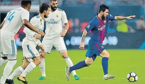  ?? HECTOR RETAMAL / AFP ?? Participat­ivo. Lionel Messi trata de superar la oposición de tres jugadores del Real Madrid: Casemiro, Kovacic y Benzema. El argentino se mostró muy activo durante la hora que estuvo en el césped