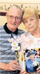  ??  ?? Prized possession William and Jean Gibb with their card from The Queen