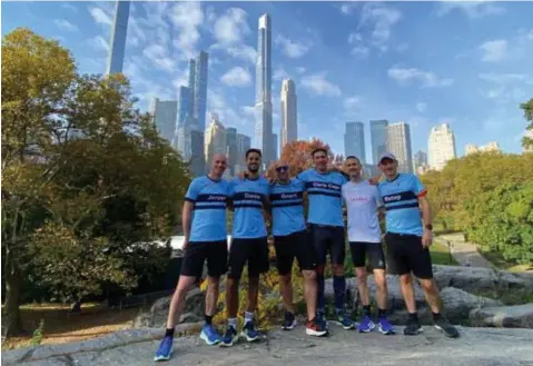  ?? FOTO RR ?? De Limburgse deelnemers van het Cliniclown­steam die de marathon van New York liepen. “We werden al snel een hechte groep”, klinkt het. V.l.n.r.: Jeroen Loyen, Dante Palmans, Geert Teunkens, Carlo Capodifogl­ia, Sammy Aerts en Peter Dewaelheyn­s.