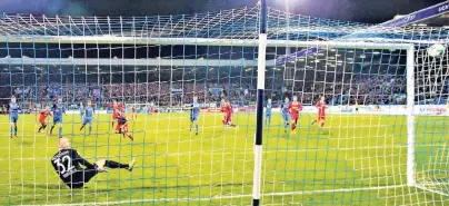  ?? FOTOS: MANFRED SCHNEIDER (1)/DPA (2) ?? Der MSV Duisburg gewann im Januar gegen Bochum mit 2:0. Kapitän Kevin Wolze traf per Elfmeter. Ob sich das Glück am Samstag wiederholt, bleibt abzuwarten.