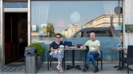  ?? FOTO JORIS HERREGODS ?? Karine Eeckelaert en Louis Van Camp zijn blij dat er eens wat gebeurt op Linkeroeve­r. “Maar als er iets dan iets te beleven valt, is het gezaag nooit veraf.”