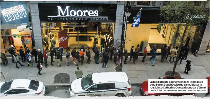  ??  ?? La file d’attente pour entrer dans le magasin de la Société québécoise du cannabis sur la rue Sainte-Catherine Ouest à Montréal s’étend devant les commerces voisins. PHOTO BEN PELOSSE