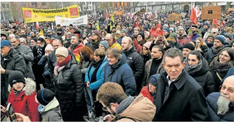  ?? FOTO: BECKERBRED­EL ?? Dem Aufruf zu einer Kundgebung auf dem Saarbrücke­r Landwehrpl­atz gegen rechtsradi­kale Vertreibun­gs-Visionen waren am Sonntag 5000 Menschen gefolgt. Sprecher zahlreiche­r Jugendorga­nisationen forderten ein Verbot der AfD und setzten sich für Vielfalt und Demokratie in Deutschlan­d ein.