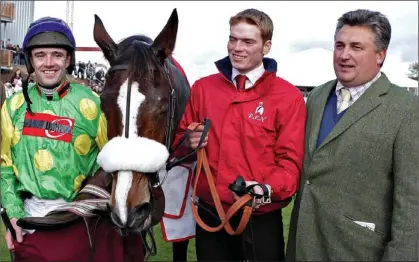  ??  ?? HAPPy DAys: Caption ouby tlash EleftF with hauto StarI groom Nick Child and trainer maul Nicholls in OMNN