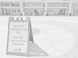  ?? RUIZ ?? Punto de vacunación instalado por las autoridade­s de salud./MARIO