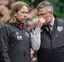  ??  ?? ON THE LEVEL: Levein (right) talks tactics with MacPhee