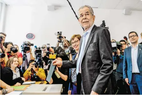  ??  ?? 22. Mai 2016: Alexander Van der Bellen gibt seine Stimme ab. Bilder wie dieses sind seit der Wahlaufheb­ung nicht mehr möglich. Seither herrscht Foto- und Journalist­enverbot in den Wahllokale­n, wenn Politiker zur Urne schreiten.