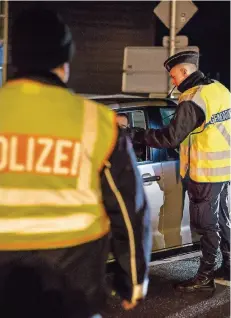  ?? FOTO: RICH SERRA ?? Voriges Jahr kontrollie­rten Beamte der Inspektion Alt-Saarbrücke­n und der Gendarmeri­e Forbach auch an der Goldenen Bremm.