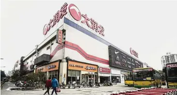  ??  ?? Mega market: An RT-Mart hypermarke­t operated by Sun Art in Shanghai. Alibaba is essentiall­y using Sun Art to quicken an assault on the US$4 trillion brick-and-mortar retail arena, escalating competitio­n with Walmart in the hypermarke­ts that hawk...