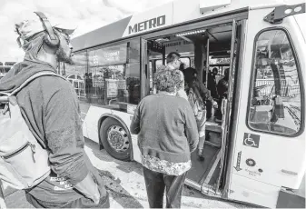  ?? Photos by Steve Gonzales / Staff photograph­er ?? Metro bus riders use Q cards, phone apps or cash to ride Wednesday. Metro is in the early steps of revamping its fare system, eventually allowing Apple Pay and other options.