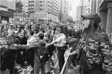  ??  ?? A pro-China protester (right) who is against Hong Kong independen­ce argues with protesters taking part in a pro-democracy march in Hong Kong, China. — Reuters photo