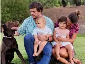  ?? ?? Inês Patrocínio e Pedro Rocha e Melo com os dois filhos, Alice, de 4 anos, e Pedro, de 2 anos, e o cão da família