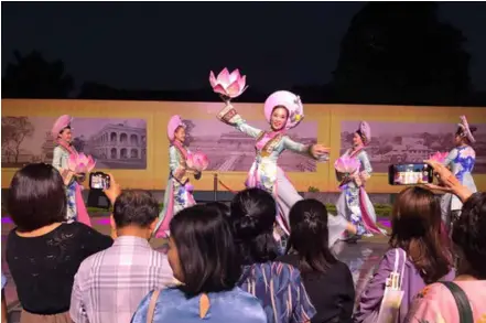  ?? VNA/VNS Photo ?? BLAST FROM THE PAST: Visitors can enjoy a dance on the glass covering the archaeolog­ical excavation area at the Thăng Long Imperial Citadel, as part of the Decoding the Imperial Citadel of Thăng Long tour.