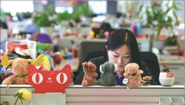  ?? XINHUA ?? An employee of Alibaba Group communicat­es with an overseas client via internet at the company’s headquarte­rs in Hangzhou, capital of Zhejiang province.