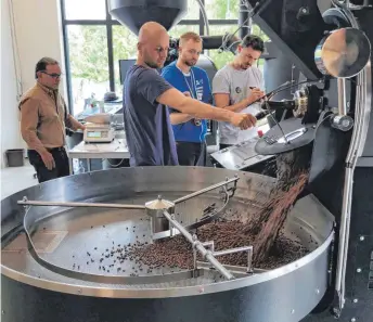  ?? FOTO: ANDREAS BEHR ?? André Kirberg bei der Deutschen Meistersch­aft der Kaffeeröst­er bei der Arbeit.